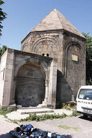 maktadır. Kitabenin Türkçesi şöyledir: Bu türbe 580 (1184/1185 senesinde Aksaray da zulmen öldürülen Şehid Nisanoğlu Ali nin oğlu Mes ud un şehitliğidir. Allah onu ve şehid olan bütün Hz.