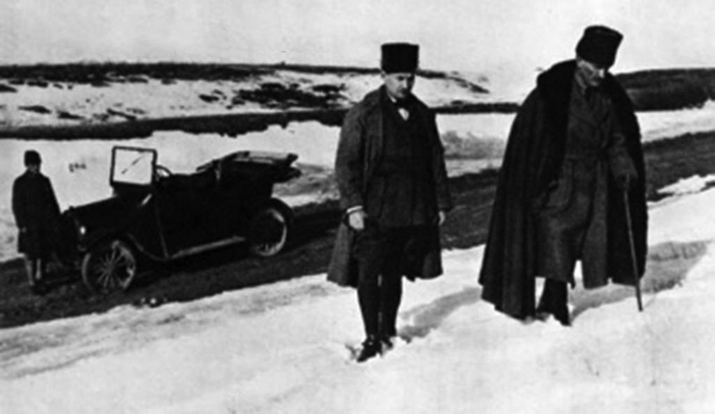 Atatürk ün Dünyası Cengiz Önal 77 İsmet Paşa nın Batı Cephesi Genel Komutanlığına Atanması Mustafa Kemal ile mükemmel sayılabilecek bir ilişki içinde bulunan Albay İsmet Bey, Birinci İnönü(6-10 Ocak