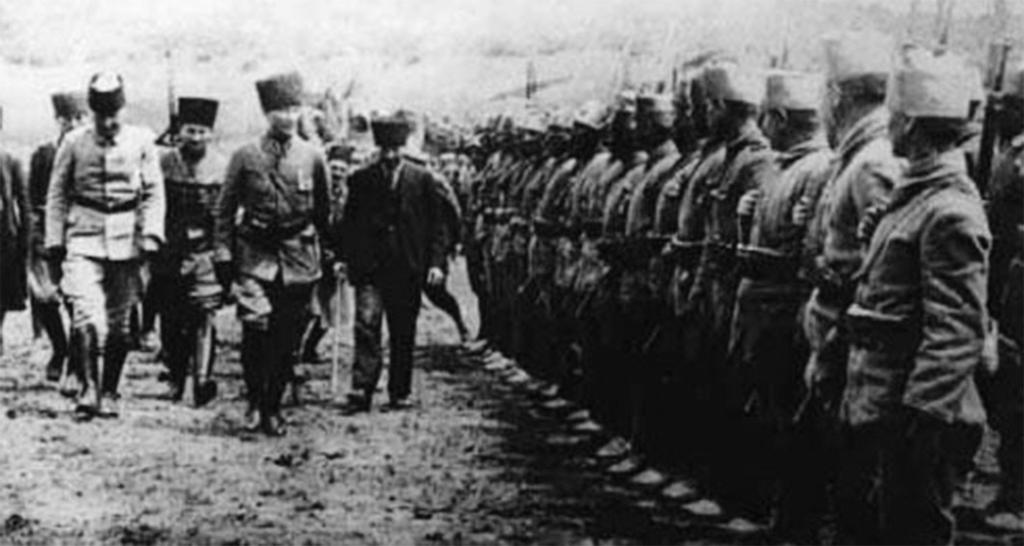 Ulusu nun ve Ordumuzun her bakımdan tam güvenini kazanmış olan Gazi Mustafa Kemal Paşa ya, 20 Temmuz 1922 tarihinde, Başkomutanlık yetkisi süresiz olarak takdim edilir.