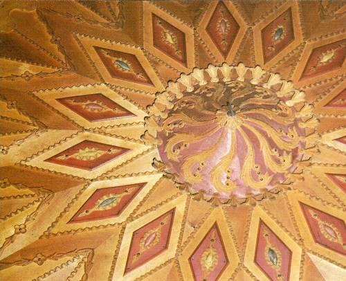Cam sanatı Resim 1.9: Sivas-Divriği, konak tavanı Kendine özgü mimari üslup ve malzeme zenginliğine sahip Anadolu Selçukluları küçük sanatlarda da zengin bir üretim meydana getirmiştir.