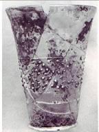 Resim 1.11: Kabartmalı kadeh, Samsat-Adıyaman Müzesi Samsat kazılarındaki buluntular arasındaki bir diğer grup ise balık figürlü mineli bardak parçalarıdır.