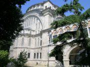 Osmanl# mimarisinin en güçlü Barok yap#s# olarak kabul edilen cami için Sultan I.