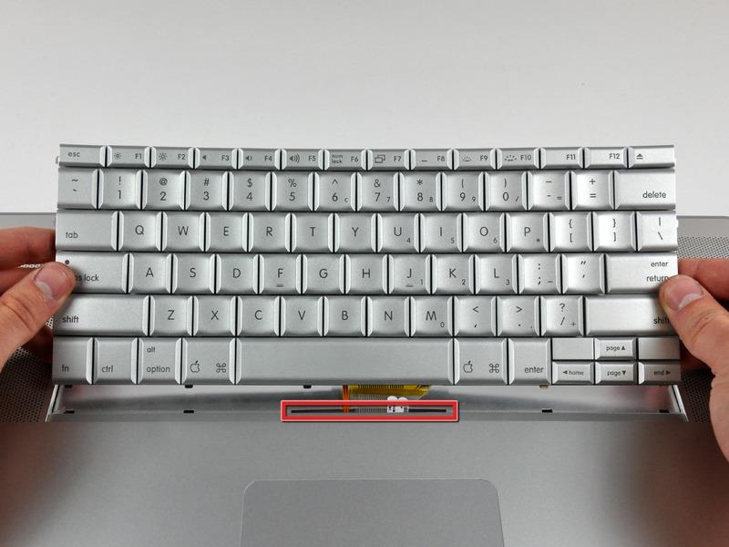 Klavyenizi takarken, (kırmızı ile gösterilen) küçük harf klavye kasasının alt kenarına yakın yuvaya doğru klavye ve arka