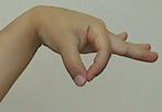 3.1.2. Giyecekler YÜZÜK DÜĞME Sağ el işaret ve başparmak sol el yüzük parmağı üzerinde hareket eder. (Yüzük takma yapılır.