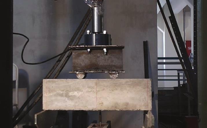 F.Çivici, E. Güngör adet kiriş numune olarak hazırlanmıştır. Çelik liflerle hazırlanan karışımlara sırasıyla 20 kg/m 3, 40 kg/m 3 çelik lif ilave edilmiştir.