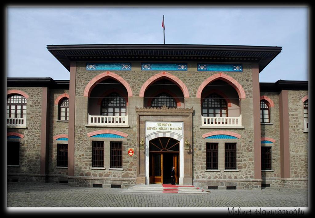 Daha sonraları (1970'lerden sonra) Birinci Ulusal Mimarlık adıyla anılacak bu tarz, klasik Osmanlı yapılarından aktarılan öğeler ve süslemelerle yüklü yeni