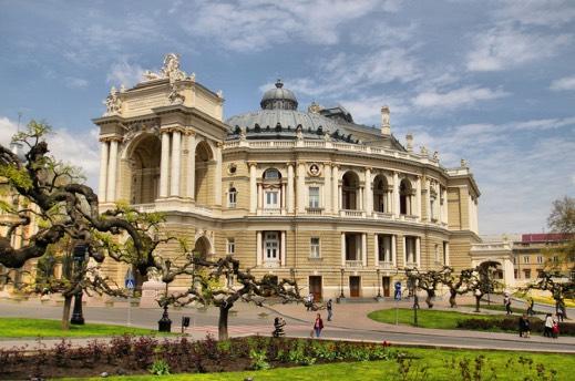 Ukrayna da Eğitim İçin İdeal Şehirler Odessa Odessa Karadeniz bölgesinin Samsun dan sonra en büyük şehri olup Ukrayna nın en büyük liman kenti olması sebebi ile Ukrayna nın en önemli