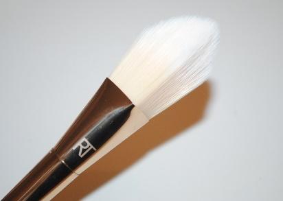 NASBRUSH0137 Üçgen Açılı Fondoten Fırçası Triangle Foundation Brush Üçgen şeklindeki bu fırça; yassı kenarları ile makyaj ürünlerinin yüzün geniş kısımlarına uygulanmasına yardımcı olurken, eğimli