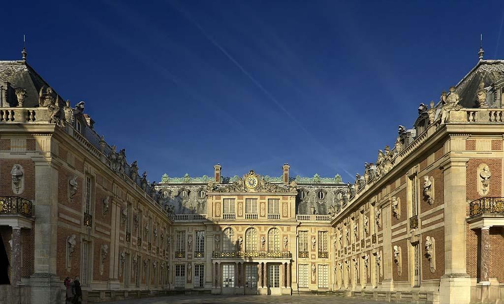 4. Versay Sarayı (Le château de Versailles) Tarihi bir Fransız şatosudur. Sarayın ilk binasının yapımına 1661'de başlanmıştır, daha sonra değişik zamanlarda genişletilmiştir.