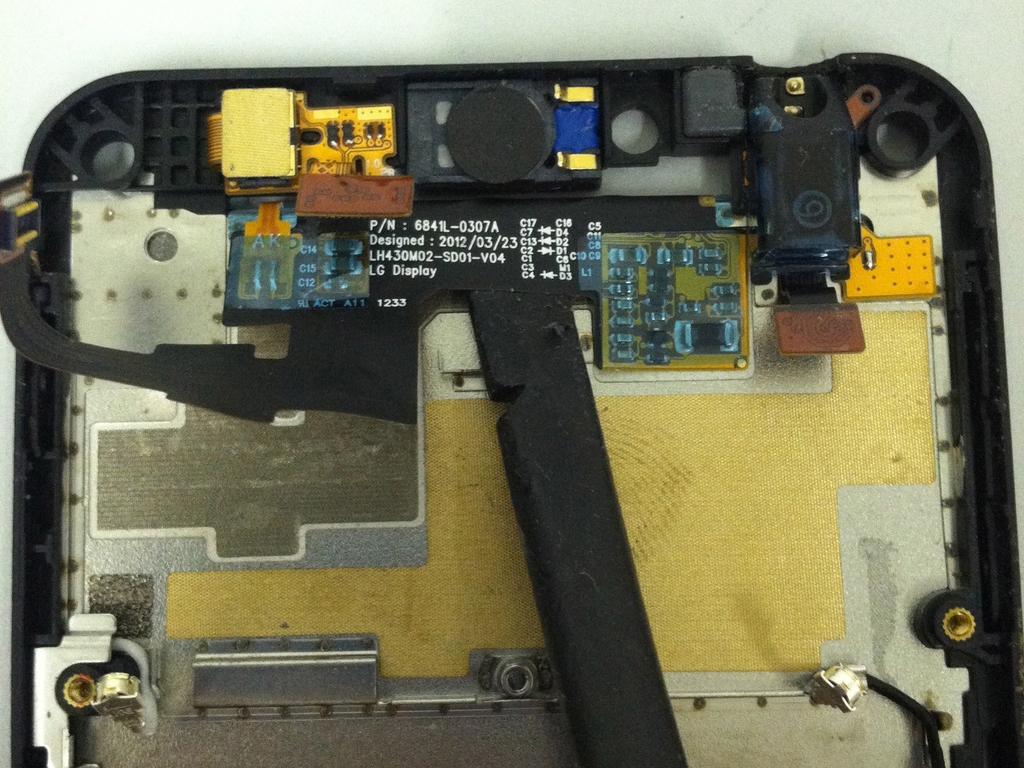 LG Kaçış (P870) LCD Ekran Yedek Adım 14 LCD ekran telefonun arkasındaki LCD şerit kablonun