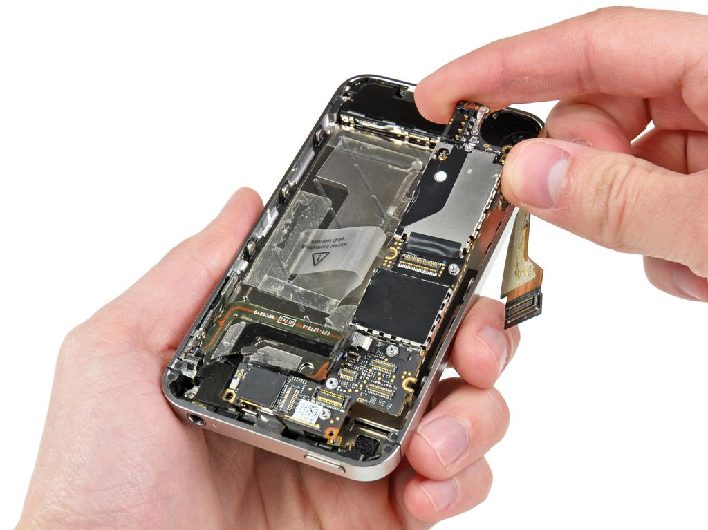 Adım 22 Dikkatle hoparlör kasasına ucundan yakın mantık kurulu kaldırın ve iphone üst kenarından uzakta doğru kaydırın. mantık kartını çıkarın.