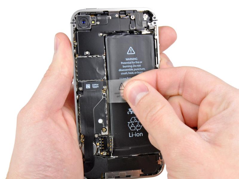 Adım 6 iphone güvence yapıştırıcı kapalı pili soymak için maruz şeffaf plastik sekmesinde yukarı çekin.