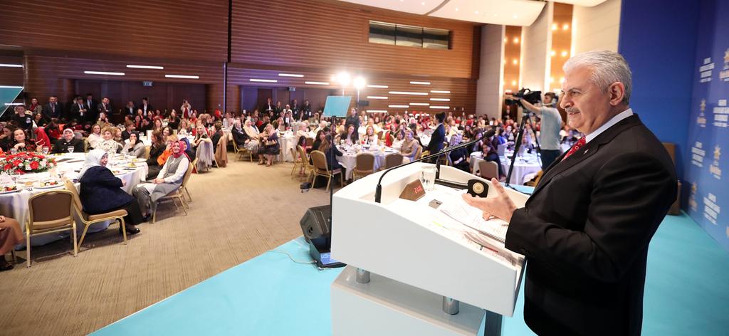 Başbakan Yıldırım, Dünya Kadınlar Günü Buluşması nda konuştu Mart 07, 2017-11:26:00 Başbakan Binali Yıldırım, AK Parti Genel Merkez Kadın Kolları Başkanlığı tarafından İzmir'de organize edilen "Dünya