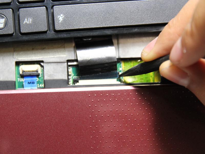 klavyenin alt uzanan şerit kablosunu çıkarın.