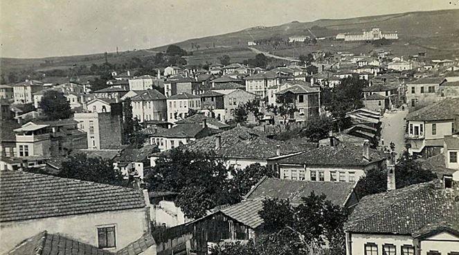 Bu yollar bazı yerlerde çeşitli yönlere ayrılıp tekrar ilerde birleşirlerdi.