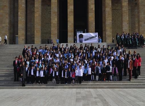 OKUL GEZİM Sevgili Us Akademi Okurları, öğrencilerimizin sürekli yaşadıkları çevreden çıkıp sevinerek katıldıkları ve doğrudan eğlendikleri geziler öğrencilerimize; olayları, kişileri, doğal