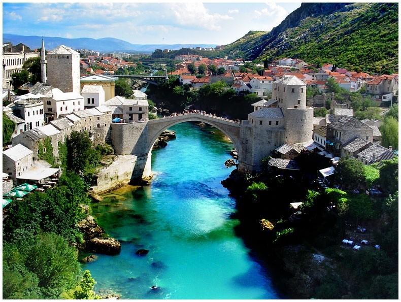 Köprü 1992 yılında cereyan eden savaşta Hırvat topçusu tarafından yıkılmıştı fakat Türkiye Cumhuriyeti'nin de büyük