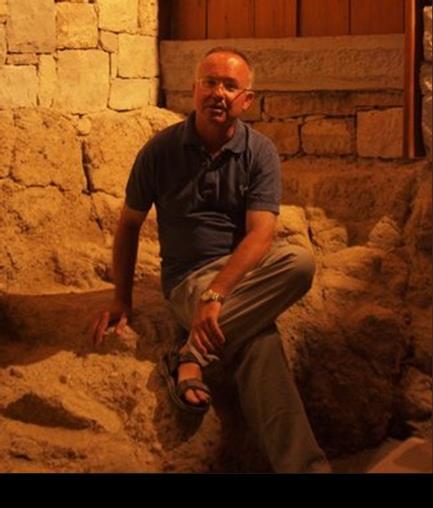 Yaşar Erkan ERSOY Yaşar E. Ersoy, Ege Üniversitesi, Klasik Arkeoloji Bölümü mezunu; ABD deki Bryn Mawr Koleji, Klasik ve Ön Asya Arkeolojisi Bölümü nden doktora derecesi sahibi.