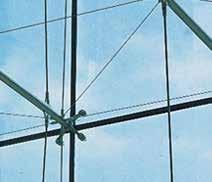 Bu cam plakalar düşeyde birbirine paslanmaz çelik lamalarla birleştirilerek 12 metre yüksekliğe kadar güvenle uygulanabilir.