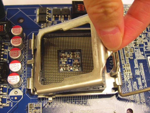 Adım 3: CPU soketi üzerinde bulunan metal kapağı kaldırın.