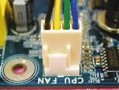 ) Adım 3: Dört adet basma pinini anakart üzerindeki pin delikleriyle hizalayarak soğutucuyu CPU üzerine yerleştirin.
