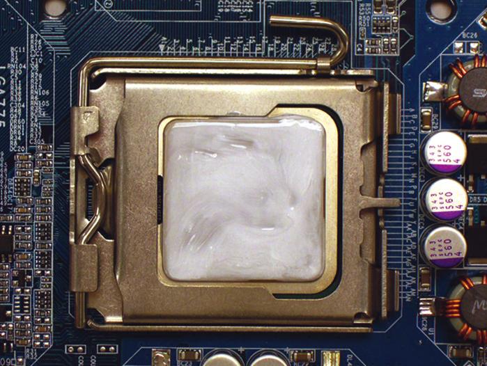 (Soğutucu montajı ile ilgili talimatlar için CPU soğutucu kurulum kılavuzunuza başvurun.