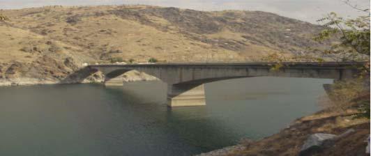 Dünya Savaşı yıllarında yapılmış olan ahşap bir köprüyle sağlanmıştır.
