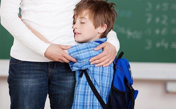 O nedenle okula gitmeyeceğim. Okuldaki oyunları sevmedim, oynamak istemiyorum. Sizler yanımda değilsiniz, ben de kalmak istemiyorum. Neden kardeşim gitmiyor. Öğretmenim bana iyi davranmıyor.