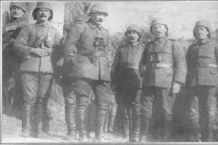 Gelibolu, Çanakkale-1915 Churchill'in "kaderin adamı" olarak nitelendirdiği 19'uncu Tümen Komutanı Mustafa Kemal aynı gün, kolordu ve ordu komutanlarının emirlerini beklemeden 57'nci Alayı ileri