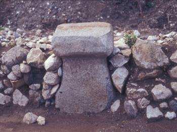Başta boğa protomu olarak adlandırılan heykelde dahil olmak üzere diğer tüm temel taşlarının hornblend andezit