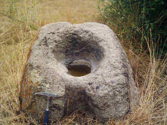 Bir başka yarım kalmış eser ise Kale Tepe eteklerinde bulunan ve anıt kaidesi olabileceği (?) düşünülen oyuklu taşlardır (Şekil 10.15).