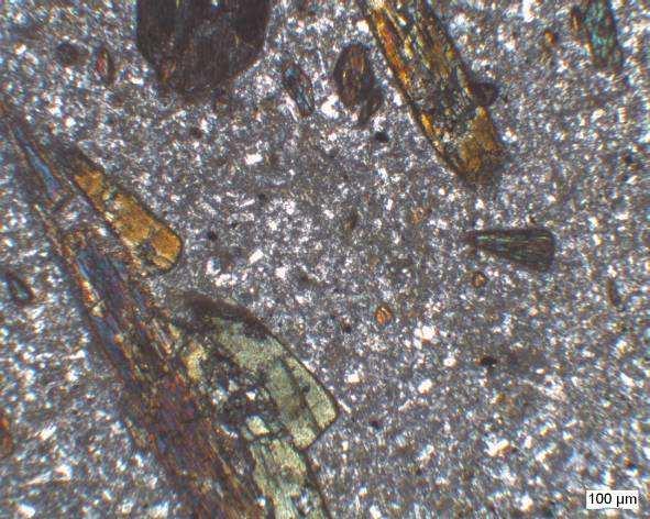 Mikroskobik incelemeler: Kazı alanında yer alan yapılara ve sfenkslere zarar vermemek için köşelerinden ve kenarlarından kopan parçalardan derlenen iki örnek üzerinde petrografik