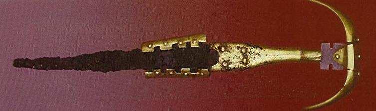 Kazılar sırasında demir curuflarının bulunduğu yerde demir bir hançer bulunmuştur (Şekil 10.30). Şekil 10.30 Demir curufu ile aynı yerde bulunan (III.