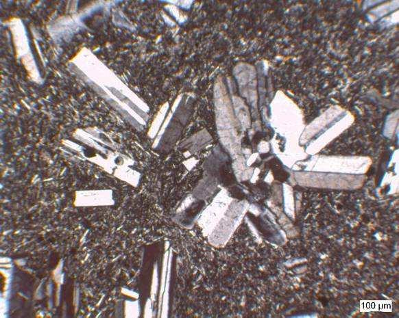 tek nikol, b.çift nikol Özşekilli-yarı özşekilli plajiyoklazlar hem fenokristal olarak hem de hamur içerisinde mikrolitler olarak gözlenmektedir.