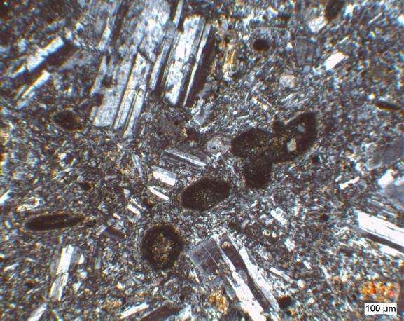 plajiyoklaz (Pl) mineralleri, a.tek nikol, b.çift nikol a b Pr Amf Şekil 5.