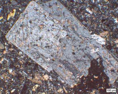 Plajiyoklaz mineralleri genellikle yarı özşekilli, özşekilli olup