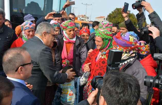 11 Başbakan Yardımcıı Kaynak, Depremden Zarar Gören Yukarıköy de İncelemelerde Bulundu Başbakan Yardımcıı Veyi Kaynak, Ayvacık ilçeinde depremlerden en fazla etkilenen Yukarıköy'de incelemelerde