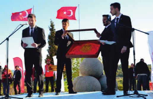 Yücel Acer, Gelibolu Tarihi Alan Başkanı İmail Kaşdemir in yanı ıra protokol üyeleri ve çok ayıda öğrenci katıldı.