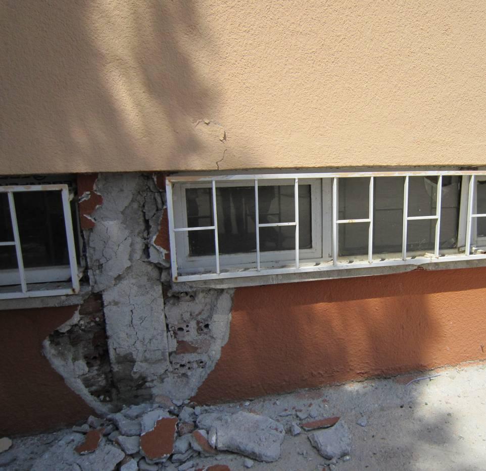 Simav çevresinde kısa kolon davranışı, özellikle kamu binalarında ağır hasarlara neden olmuştur.
