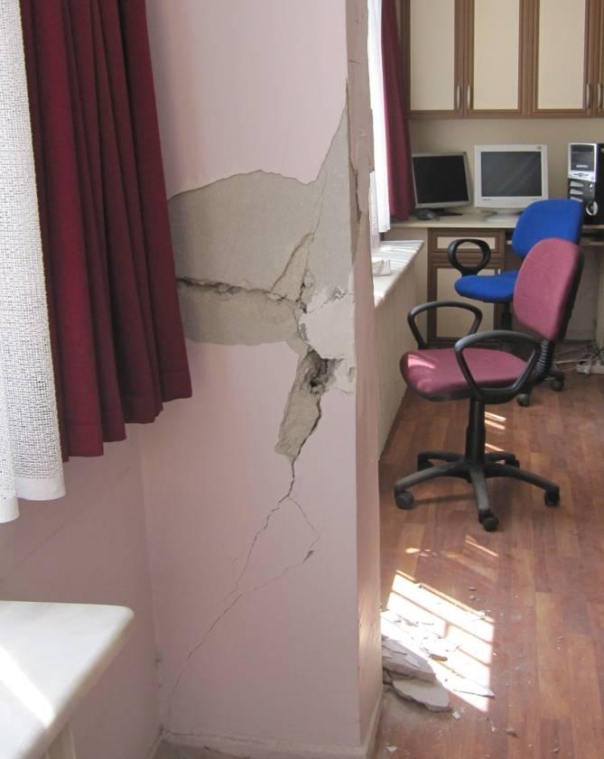 Resim 4.33. Simav Cumhuriyet Lisesi depreme karşı güçlendirilmeyen binada dış aks kolonu hasarı Resim 4.34.