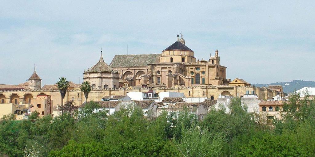 4. Kurtuba Camii Kurtuba Merkez Cami i Şerif'i İspanya'nın Cordoba şehrinde sonradan kiliseye çevrilmiş olan camidir. Endülüs Emevilerinin başkenti Kurtuba'da 600 cami vardır.