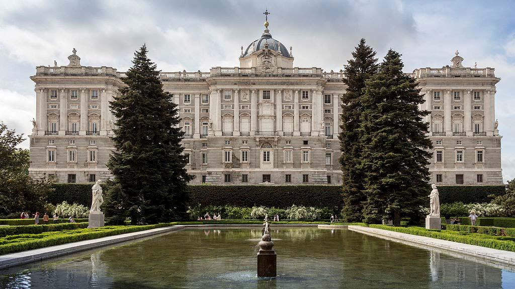 5. Madrid Kraliyet Sarayı Madrid Kraliyet Sarayı (İspanyolca: Palacio Real de Madrid) İspanya Kraliyet Ailesi'nin Madrid'de bulunan ikametgahı olup, sadece devlet törenleri için kullanılmaktadır.