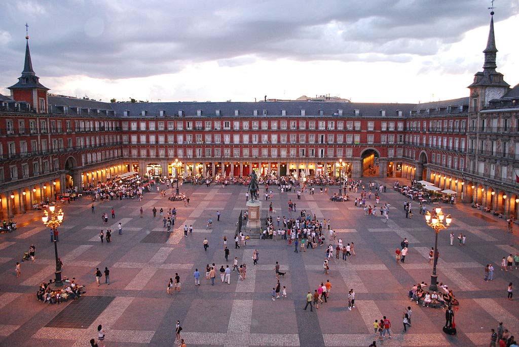 7. Plaza Mayor İspanya nın Madrid şehrinde III. Felipe döneminde inşa edilmiş bir kent meydanı. Şehrin diğer ünlü meydanı olan Puerta del Sol un birkaç sokak ötesinde yer almaktadır.
