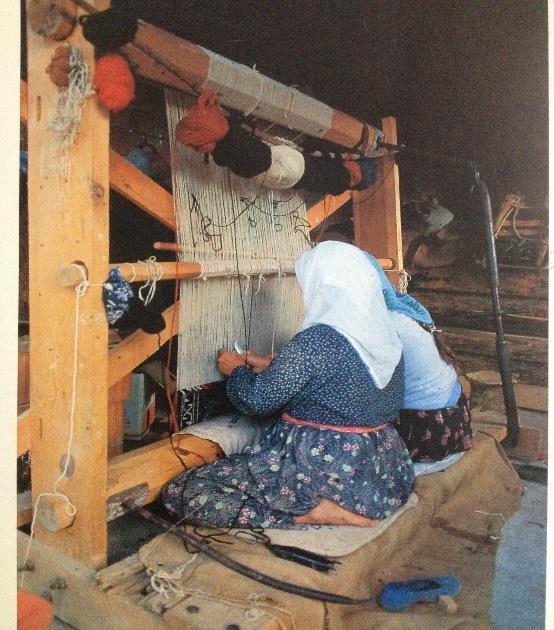 23 Halı dokumada kullanılan araçlar Geleneksel dokumaların üretim aşamasından, hammaddenin elde edilmesi, iplik yapımı, boyama işlemi, dokuma hazırlığı ve dokuma sonrası işlemlerine kadar birçok araç