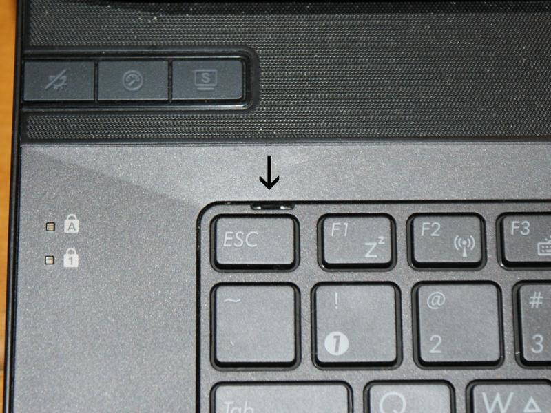 yavaşça üst kapaktan klavye yukarı gözetlemek için başka kullanırken, küçük bir düz uçlu bir tornavida kullanarak bu geri