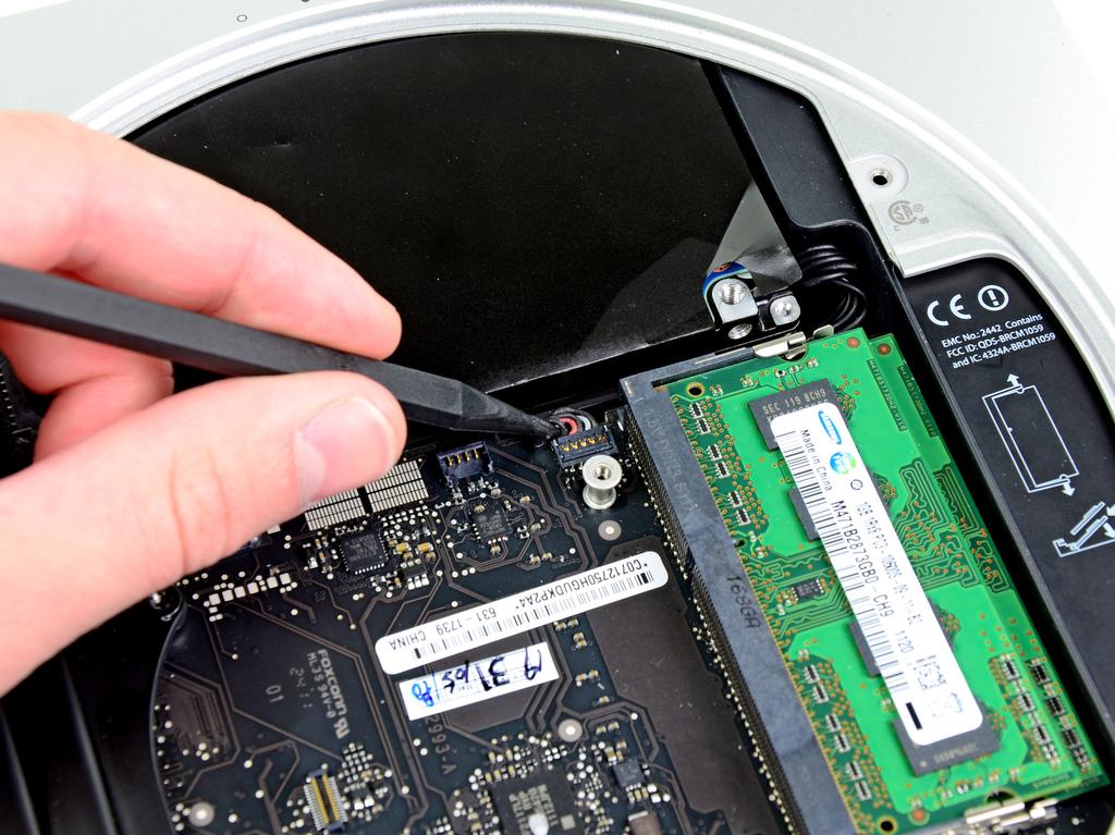 Mac Mini Geç 2012 Harddisk Kablo Değiştirme Adım 13 mantık gemide kızılötesi sensörü