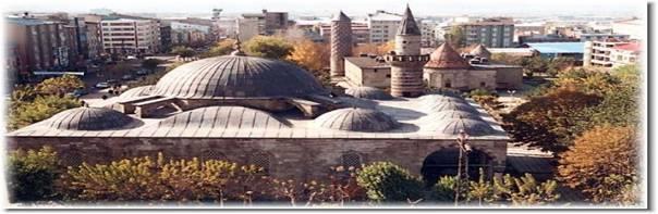 Klasik Osmanlı camilerinin örneklerinden olan Lalapaşa Camii'nin ortadaki ana kubbesi dört ayak tarafından taşınmaktadır. Avlusuz inşa edilmiştir ve Merkezi planlı yapılar arasındadır.
