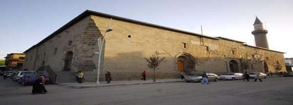 ULU CAMİİ Erzurum Ulu Camii, şehrin en büyük ibadet mekanı özelliğini taşımaktadır. Günümüzde ibadete açık olan Erzurum Ulu Camii, Atabey Camii olarak da adlandırılmakta.