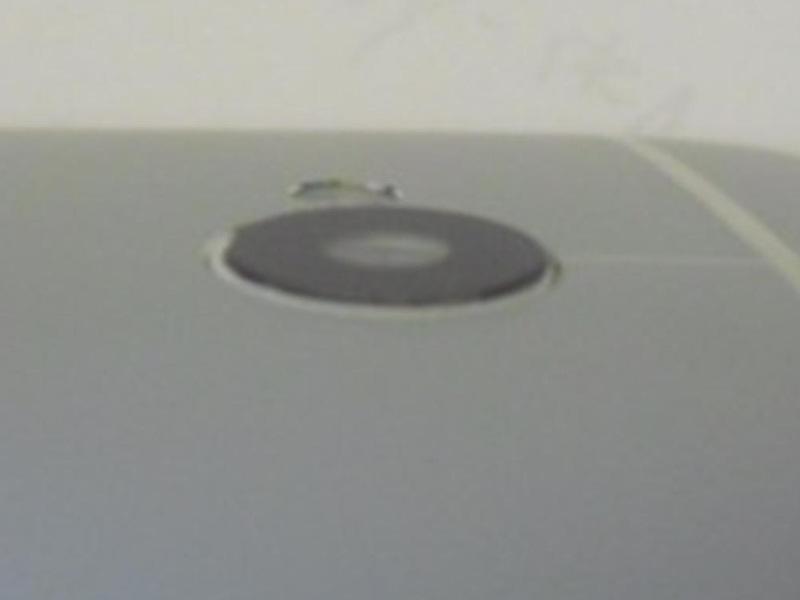 Adım 6 2 En İyi Seçenek: HTC One X Lens Değiştirme HTC One X Lens değiştirme HTC One gövde ile aynı çapa sahip ve güzel delik uyuyor Tek dezavantajı, bir milimetrenin hakkında sopalarla ve zamanla