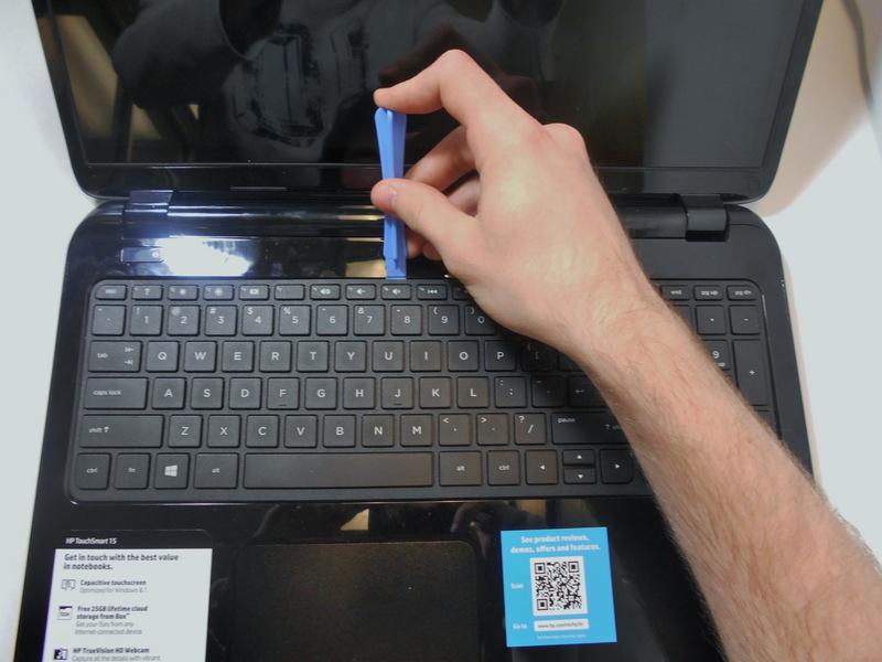 Yavaşça plastik açma aracını kullanarak klavyeyi kaldırın.